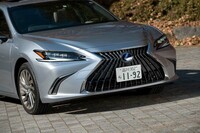 グリルは縦ストライプから新しいメッシュパターンに変更。レクサスの「レ」ではなく「LEXUS」の「L」をいくつも組み合わせている。