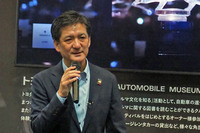 トヨタブースで報道関係者向けにブースの展示内容や展示車両の説明を行ったトヨタ博物館の榊原康裕館長。