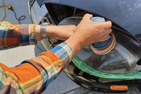 ヘッドランプを磨いてくれた朋友に感謝。どうにもわが「バイパー」は、行く先々でいろんな人にかわいがられる。ボロだからかな？