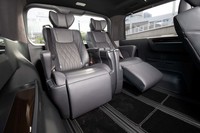 6人乗り仕様車は、3列目（写真）も「エグゼクティブパワーシート」。シートヒーターやオットマンは標準で、1脚あたりの重量は約25kg。