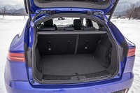 荷室容量は通常時で577リッター。荷室の横幅は1300mmで、一般的な大きさのゴルフバッグが横向きに収納できるという。