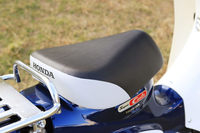 シートについてはウレタン素材と底板形状を従来モデルから変更。快適な座り心地と足つき性の良さを実現している。