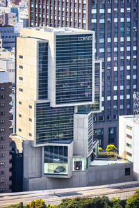 首都高沿いに車両を展示する「ショーケース」が設置されている。