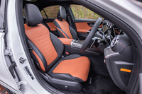 前席にはサイドサポート部分が張り出した、本革仕立ての「スポーツシート」を標準装備。左右席ともヒーターとベンチレーション機能が組み込まれている。