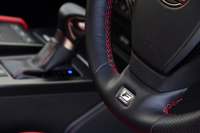 スポーティーグレード“Fスポーツ”のステアリングホイールには、ディンプル本革を採用。リムの下部には専用のエンブレムも添えられる。