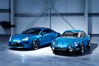 新型も十分にコンパクトな「アルピーヌA110」だが、“オリジナル”はモデル末期でさえ全長×全幅×全高＝3850×1550×1100mm（1976年のモデル）と、それに輪をかけて小さなクルマだった。