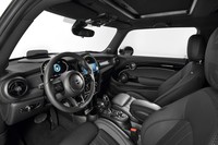 全車、ステアリングホイールは本革巻きに。エアコン吹き出し口のデザインも変更された。