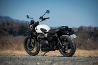 「ストリートスクランブラー」は、クラシカルなオンロードバイク「ストリートツイン」をベースに、オフロードも走れるようカスタマイズされたモデル。今回試乗したのは2019年式の最新型で、従来モデルからはエンジンやシャシー、デザインがリファインされている。