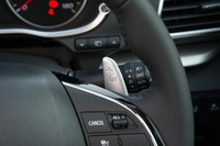 ハンドルから手を離さずに変速が可能なシフトパドル。グレードや駆動方式を問わず、全車に標準で装備される。