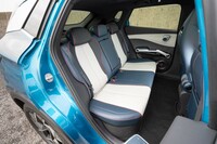 後席の背もたれは4：6の2分割式。床面と座面との距離はしっかり確保されている。