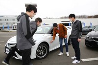 トーヨータイヤの開発スタッフにシリカについて教えてもらう。