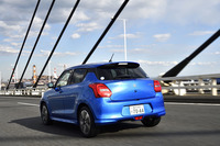 試乗車のボディーカラーは新色のスピーディーブルーメタリック。