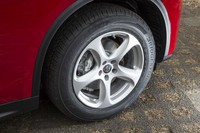 5スポークのアルミホイール。試乗車は18インチのランフラットタイヤ「ブリヂストン・デューラーH/P SPORT AS」を装着していた。