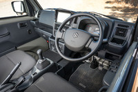 車内空間はいかにも仕事場といった趣だが、液晶メーターやパワーウィンドウが標準で装備されるなど、各所が進化している。