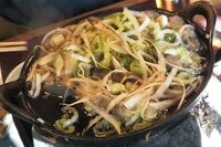 年末に東京・浅草でいただいた“どぜう（どじょう）鍋”。年末・年始に「駒形どぜう」で鯨飲するのが、高校時代の悪友と記者の“習わし”である。