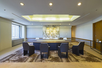 英国王室のチャールズ皇太子とダイアナ妃（当時）をはじめとする国内外の要人を迎え入れてきた16階の応接室。華美な装飾はなく、明るくシンプルで落ち着きのある雰囲気が漂っていた。