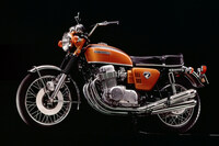 ホンダが1969年に発表した「ドリームCB750FOUR」。750ccクラスの4気筒SOHCエンジンを搭載した高性能モデルで、2気筒が主流だった従来の大型二輪モデルを、いずれも時代遅れにしてしまった。