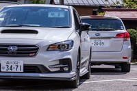 日本をメインマーケットとして開発された「レヴォーグ」（手前）と、北米市場を販売の主戦場とした5代目「レガシィ ツーリングワゴン」（奥）。グローバル化に大きく舵を切った5代目の登場が、レガシィのターニングポイントになったといえる。