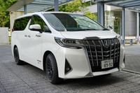 パイオニア保有の「トヨタ・アルファード」。これに搭載された最新バージョンの「NP1」を試そうとしたところ、テスト用データが格納されたサーバーに不具合が発生してしまった。