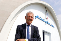 「50年前、父が撮影したのと同じ場所です」と言って立ってくれたパオロ・ピニンファリーナ氏。まさかこれが、最後の面会となるとは思わなかった。