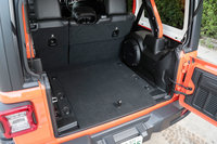 ラゲッジスペースには、横開きのハッチとガラスハッチを開けてアクセス。床下には小物をしまっておくのに便利な収納スペースが備わる。