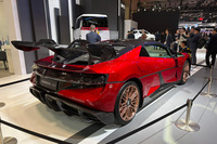 巨大なウイングが目を引く「ヤンワンU9」のリアビュー。