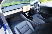 極めてシンプルなデザインのインテリア。水平に伸びるインパネや、スイッチ類のないセンターコンソールが特徴的。