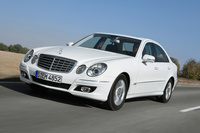 日本の乗用車からディーゼル車が消滅するのと前後して、ディーゼル車の正規導入を開始したのがメルセデス・ベンツである。まずは2006年8月にW211世代の「Eクラス」に「E320CDI」を設定。2007年12月に大幅改良を受けた同車は、日本で正規販売される最初の新長期規制対応ディーゼル乗用車となった。（写真は欧州仕様の「E320CDIブルーテック」）