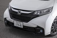 強烈な存在感を放つ「フリード モデューロX」のフロントまわり。グリルやバンパー、ビームライトが専用品となる。
