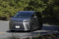 パワートレインは2.4リッター4気筒ターボエンジンとモーター内蔵の6段AT、リアモーターを組み合わせたハイブリッドのみの設定。システム全体で371PSを発生する。