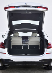 バックドアのほか、サイドのドアやボンネットにもアルミニウムを採用。軽量化が図られている。