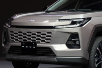 トヨタの最新モデルではおなじみの、「ハンマーヘッド」デザインが用いられた新型「RAV4」のフロントマスク。