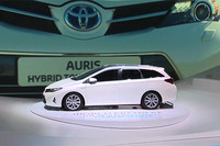 「トヨタ・オーリスハイブリッド ツーリングスポーツ」