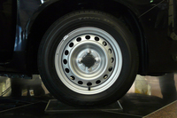 足まわりでは、サスペンションの改良に加え、タイヤサイズを165/80R13から155/80R14に変更している。
    