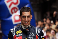 レッドブルF1、横浜・元町SSをデモ走行の画像