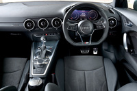 「TTクーペ 2.0 TFSIクワトロ」のインテリア。エアコンの吹き出し口はジェットエンジンを思わせるデザインとなっており、室温や風量などをコントロールするスイッチは、吹き出し口の中心に備わっている。