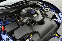 フロントに縦置きされる、3リッターV6ユニット。2基のターボを備えており、410psと51.6kgmを発生する。
    