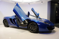 「MP4-12Cスパイダー」の実車は、2012年10月21日（日）から28日（日）まで「マクラーレン東京」、11月3日（土）から11月15日（木）まで「マクラーレン大阪八光」に展示されるという。