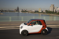 試乗した「フォーツー」は1リッター直3自然吸気エンジンの52kW（71ps）仕様で、トランスミッションは6段DCT。動力性能は0-100km/h加速が15.1秒で、最高速は151km/h（欧州仕様の場合）。
    