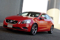 「S60 T6 AWD R-DESIGN」。エクステリアも、大型エアインテークやリアディフューザー、ファミリー最大の18インチホイールで飾られる。
（「S60 T6 AWD R-DESIGN」のその他写真はこちら）
