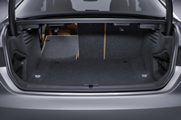 荷室の様子。3分割式のシートを倒すことで容量を拡大できる。