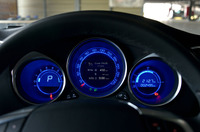 ブルーのカラーリングが目を引く3連メーター。色味はホワイトにも変更できる。