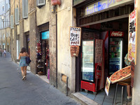 シエナの観光通りにある切り売りピザ屋さん「トゥットピッツァ」。（写真右手前の店）