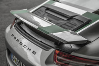 固定式ウイングが特徴的な「911 GT3 RS」と異なり、可動式のリアウイングが備わる。