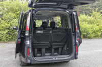 荷室開口部の寸法は、縦1270mm×横1180mm。フロアの低さ（地上から445mm）も自慢のポイント。（写真をクリックすると荷室のアレンジが見られます）