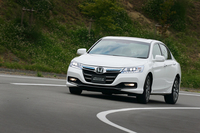 燃費や動力性能とともに、快適性も重視。高剛性のボディーによる振動の低減などに加え、オーディオにはノイズキャンセリング機能が備わっている。
    