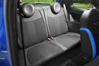 リアシートは5：5の分割可倒式。