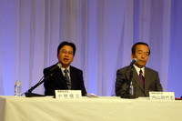 トヨタ自動車の小吹信三専務（写真左）は「ベースとなるガソリンエンジン単体についても、今後の技術開発で50％の燃費向上は可能」と言及。傍らに座るのは、副社長の内山田竹志氏。