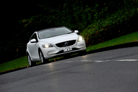 2014年末の改良により、「V40」シリーズには「R-DESIGN」「クロスカントリー」を除き、それまでのスポーツシャシーに代わって、より快適性を重視したツーリングシャシーが採用された。