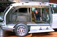 シートがフロア下に収まり、まさにフルフラットと化す、クライスラーグループのミニバン。